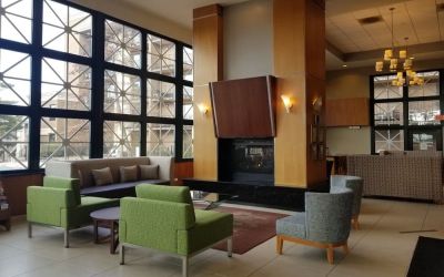 Lobby and coworking lounge at Holiday Inn Express Rolling Meadows-Schaumburg.