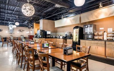 Dining area perfect for coworking at Rodeway Inn & Suites Fort Lauderdale Airport & Cruise Port.