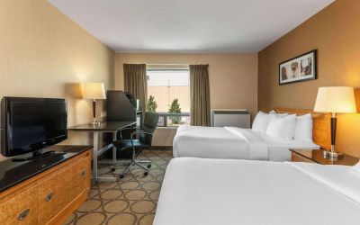 Day use twin room with TV, work desk and private bathroom at Comfort Inn Pickering.
