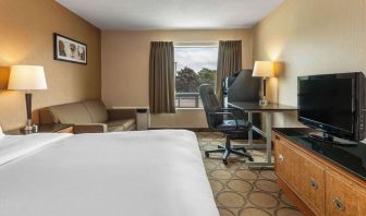 Standard day use room with work desk at Comfort Inn Pickering.