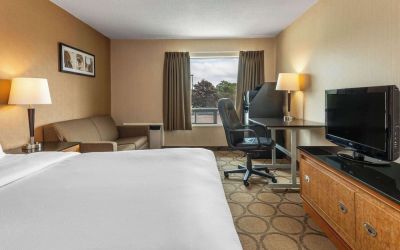 Standard day use room with work desk at Comfort Inn Pickering.