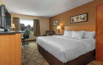 Day use room with TV, sofa, work desk and private bathroom