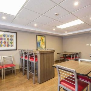 Dining area perfect for co-working at Comfort Inn Pickering.