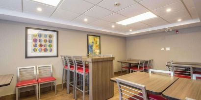 Dining area perfect for co-working at Comfort Inn Pickering.