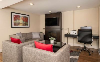 Lobby lounge Lobby lounge with workspace, TV screen and fireplace at Comfort Inn Ottawa East.