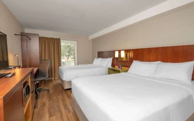 Day use twin room with work desk at Comfort Inn Ottawa East.
