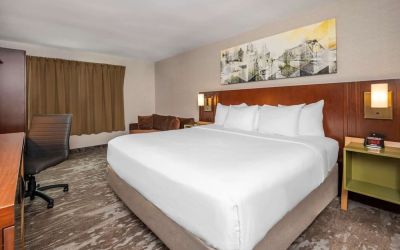 Standard day use room with work desk at Comfort Inn Ottawa East.