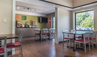 Dining area with comfortable seating perfect for co-working at Comfort Inn Cobourg.