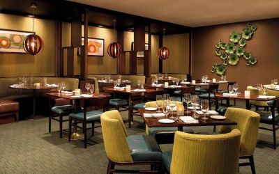 Dining area perfect for coworking at The Westin SFO Airport.