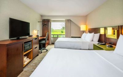Day use twin room with TV, work desk and private bathroom at Comfort Inn Newmarket.