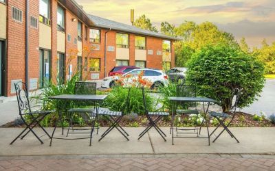 Outdoor sitting area at Comfort Inn Kingston HWY 401.