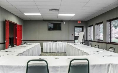Professional meeting room with independent entrance at Comfort Inn Laval.