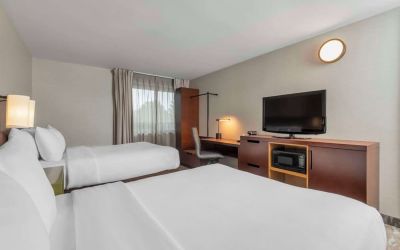 Day use twin room with work desk at Comfort Inn Hamilton.