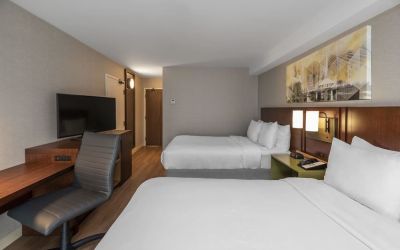 Day use twin room with TV, work desk and private bathroom at Comfort Inn Hamilton.