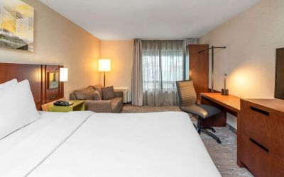 Day use room with work desk and sofa at Comfort Inn Boucherville.