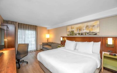 Standar day use room with work desk and sofa at Comfort Inn Boucherville.