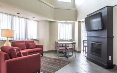 Lobby lounge with comfortable seating, TV screen and fireplace at Comfort Inn Alma.