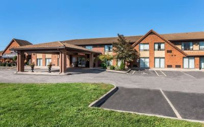 Parking area at Comfort Inn Brantford.