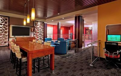 Lounge area perfect for co-working at TownePlace Suites By Marriott London.