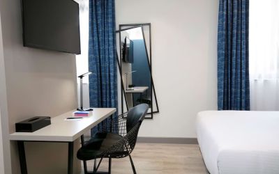 Day room with work station at Spark By Hilton Luton.