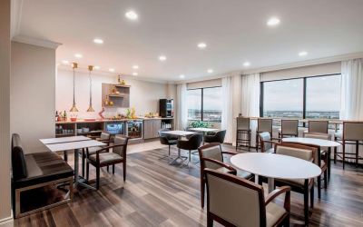 Dining area with comfortable seating at Delta Hotel By Marriott Regina.