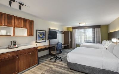 Day use twin room with work desk at Holiday Inn Express & Suites Medicine Hat.