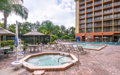 Spa tub and children's pool at Holiday Inn Orlando SW - Celebration Area.