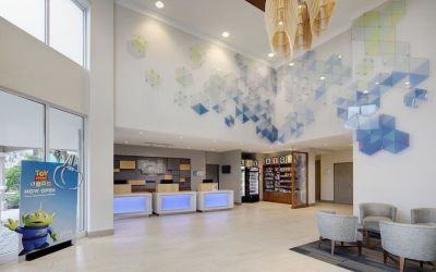 Lobby and coworking lounge at Holiday Inn Express & Suites S Lake Buena Vista.
