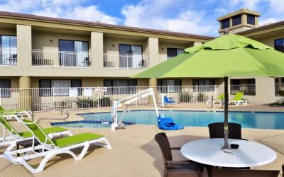 Sun loungers beside the pool at Spark By Hilton Fountain Hills Scottsdale.