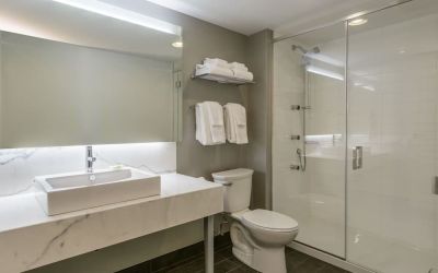 Guest bathroom with shower at Rodd Miramichi River.