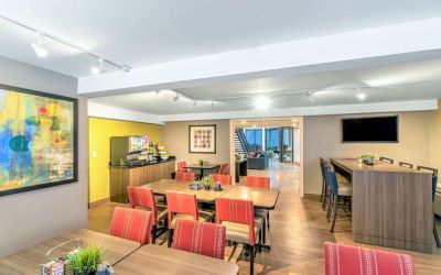Dining area with comfortable seating perfect for co-working at Comfort Inn Winnipeg Airport.