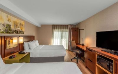 Day use twin room with work desk at Comfort Inn Winnipeg Airport.