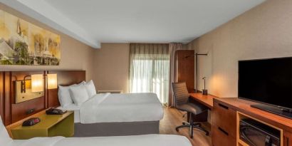 Day use twin room with work desk at Comfort Inn Winnipeg Airport.