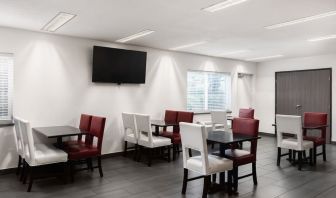 Dining area perfect for coworking at Garner By IHG.