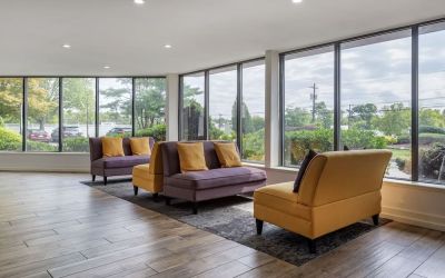 Lobby seating at Amwell Suites Somerset Bridgewater.