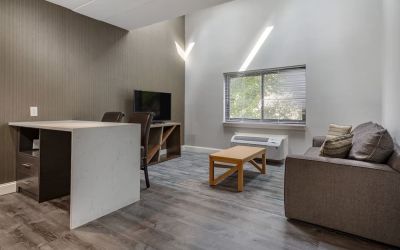 Lounge area at Amwell Suites Somerset Bridgewater.