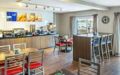 Dining area with comfortable seating at Comfort Inn Charlottetown.