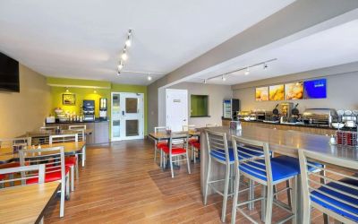 Dining area with comfortable seating perfect for co-working at Comfort Inn Moncton Magnetic Hill.