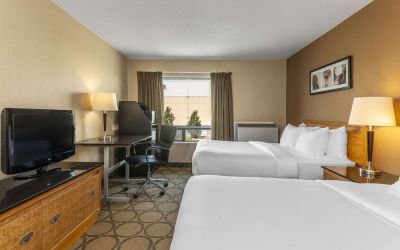 Day use twin room with work desk at Comfort Inn Edmonton West.