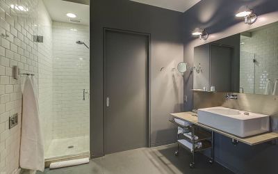 Guest bathroom with shower and free toiletries at Hotel Gault.