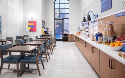 Dining area perfect for coworking at Holiday Inn Express & Suites Hermosa Beach.