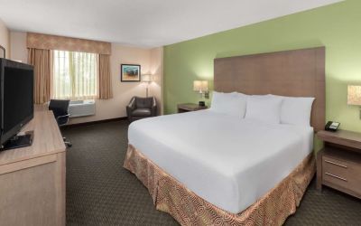 Day use room with work desk at La Quinta Inn & Suites San Antonio Medical Center NW.