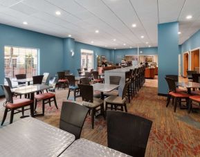 Dining area at La Quinta Inn & Suites San Antonio Medical Center NW.