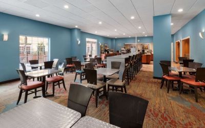 Dining area at La Quinta Inn & Suites San Antonio Medical Center NW.