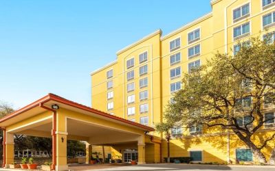 Hotel exterior at La Quinta Inn & Suites San Antonio Medical Center NW.