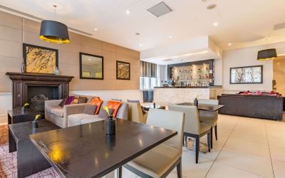 Hotel bar with comfortable seating and fireplace at Thistle Holborn, The Kingsley Hotel.