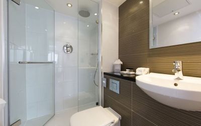 Guest bathroom with shower and free toiletries at Thistle Royal Trafalgar Square.