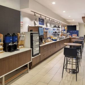 Dining area at Holiday Inn Express New York City - Chelsea.