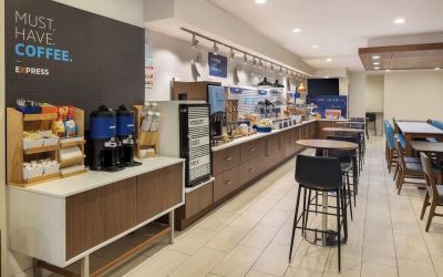 Dining area at Holiday Inn Express New York City - Chelsea.