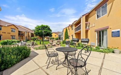 BBQ/picnic area at Chicago Club Inn & Suites.